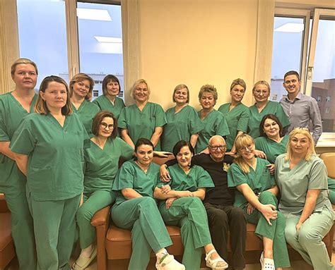 gydytojas anesteziologas bendrauja su vaiku ir tėvais