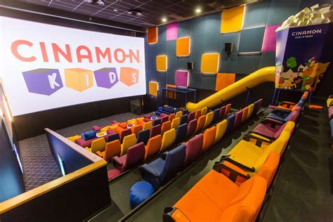 Kino salė su mažais vaikais