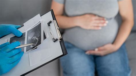 Schematinis vaisiaus vandenų embolijos paaiškinimas