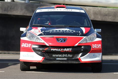 simbolinė iliustracija automobilių sporto skandalų Lietuvoje