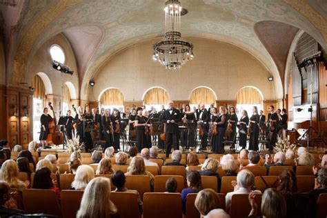 orkestras groja scenoje