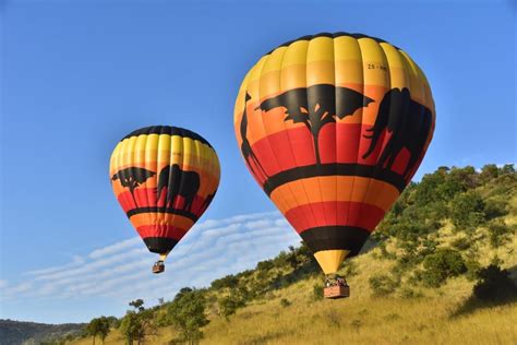 Oro balionas, kylantis virš gamtos