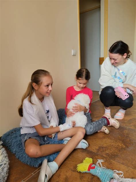 Gyvūnų terapijos užsiėmimas globos namuose