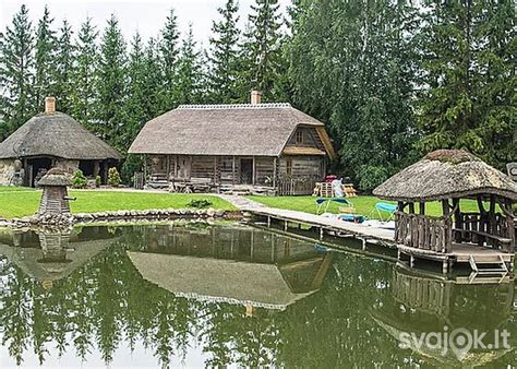 Erdvus vidinis kiemas su tvenkiniu ir pavėsine