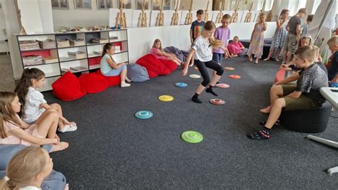 Vaikai smagiai leidžia laiką stovykloje 