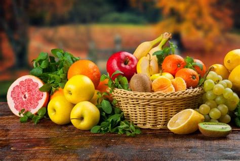 Įvairūs sezoniniai vaisiai