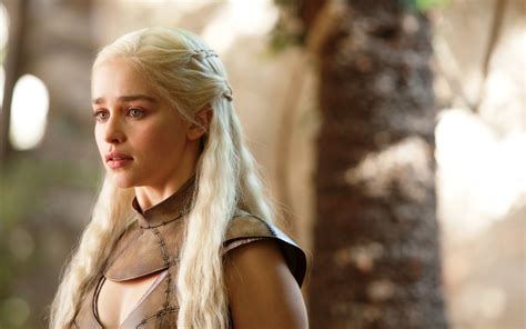 Emilia Clarke kaip Daenerys Targaryen - plaukų transformacija