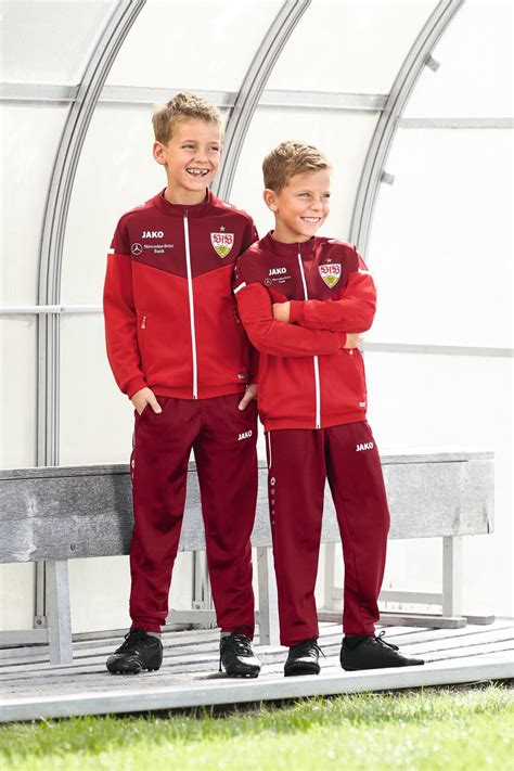 Vaikiški sportiniai kostiumai įvairių spalvų ir dizainų