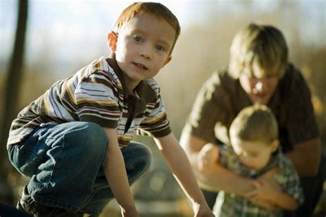 vaikas dainuoja su draugais