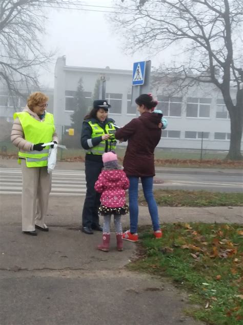 Vaizdas, kaip vaikas nešioja atšvaitą