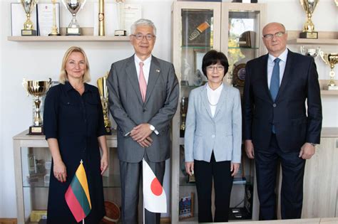 Japonijos ambasadorius su vaikais
