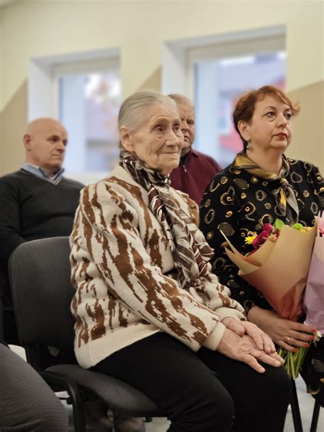 Seneliai ir anūkė, švenčiantys gimtadienį