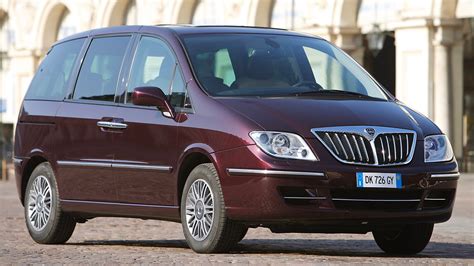 Lancia Phedra automobilis su vaikiška kėdute