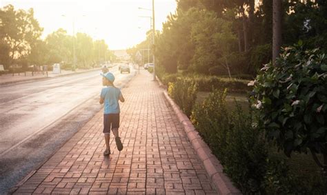 vaikas bėga ir šokinėja