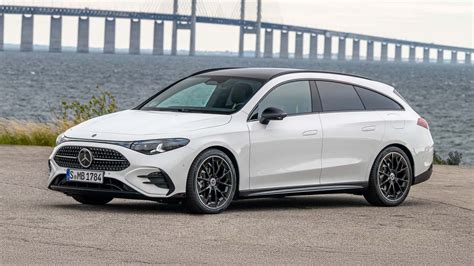 Naujojo Mercedes-Benz CLA Shooting Brake panoraminis stogas su apšvietimu