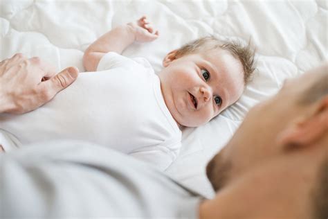 Kūdikis tyrinėja aplinką rankomis ir burna