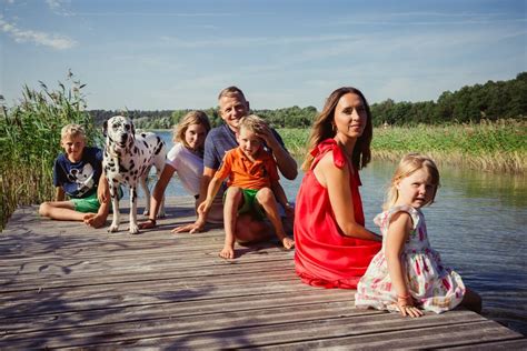 Šeima su vaiku laimingai leidžia laiką lauke