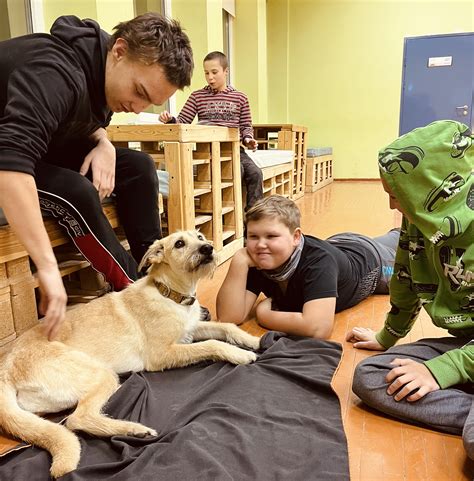 vaikas su šunimi terapijos metu