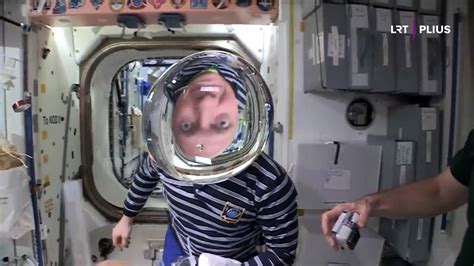 astronautai sportuoja Tarptautinėje kosminėje stotyje