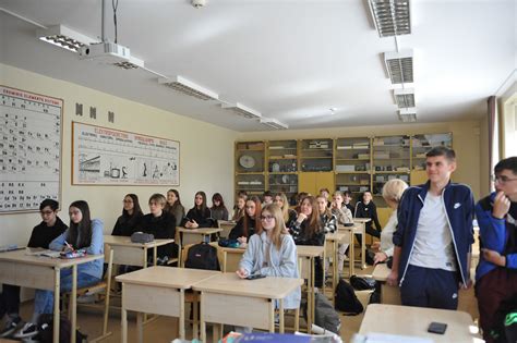 Mokiniai, gaminantys kūčiukus