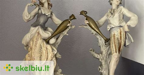 Dvi figūrėlės, simbolizuojančios vaikus, einančius per mišką