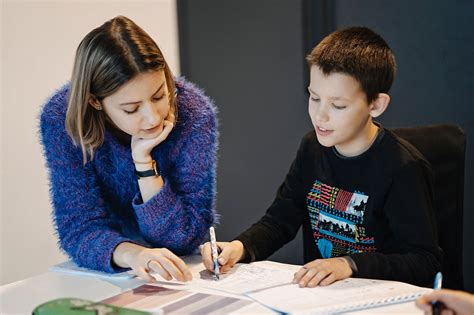 Mokytojas šaukia ant mokinio