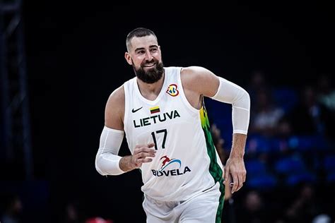 Jonas Valančiūnas žaidžia krepšinį
