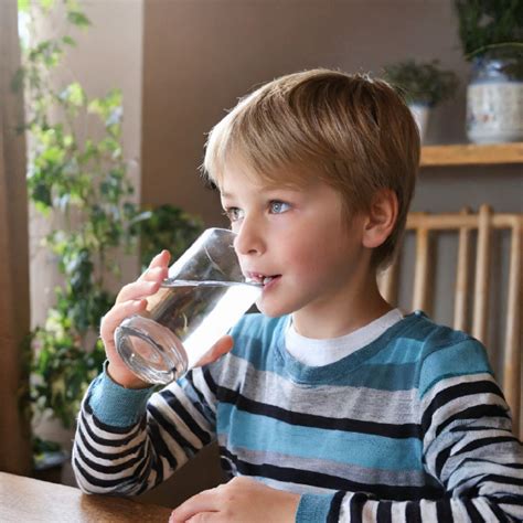 Vaikas geria vandenį vasarą