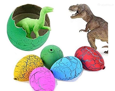 Vaiko rankos su kasinėjimo įrankiais, išgaunančios dinozaurą iš kiaušinio