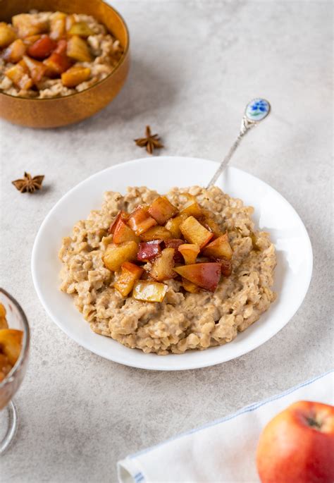 paruošta avižinė košė su obuoliais kūdikiui
