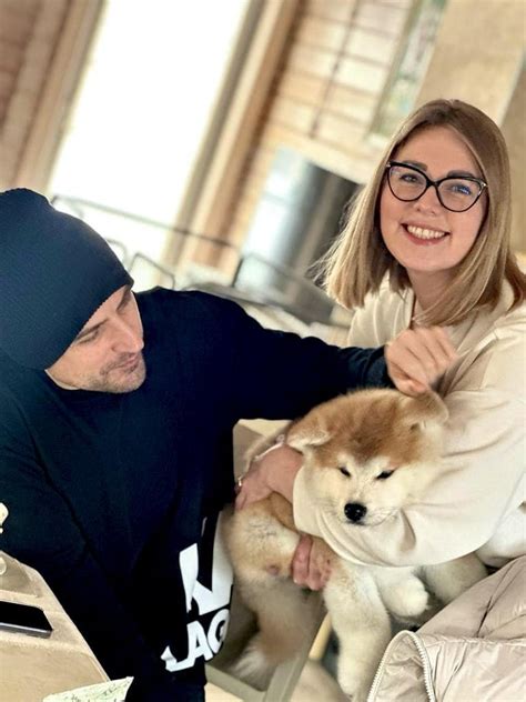 Šeima su augintiniu namuose