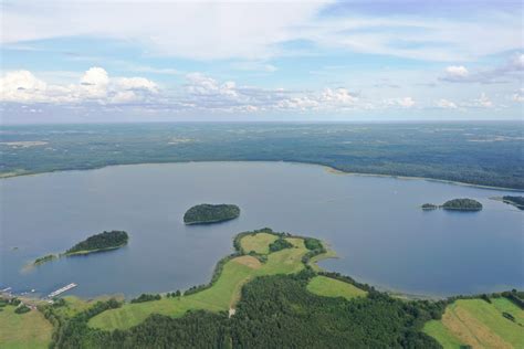 Platelių ežeras su salomis