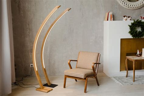 Medinis pastatomas šviestuvas vaiko kambariui