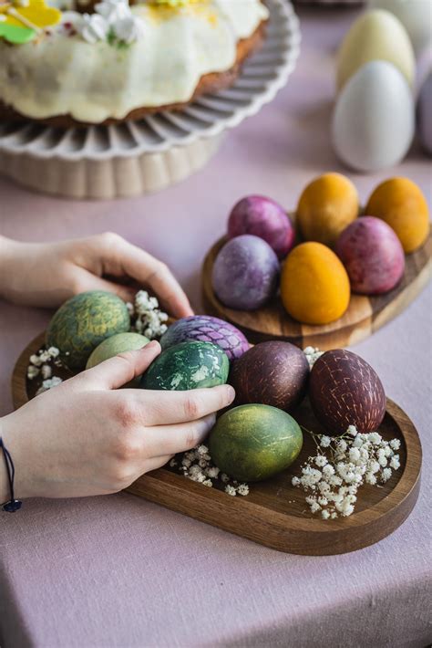Natūraliai dažyti Velykų kiaušiniai burokėlių sultimis