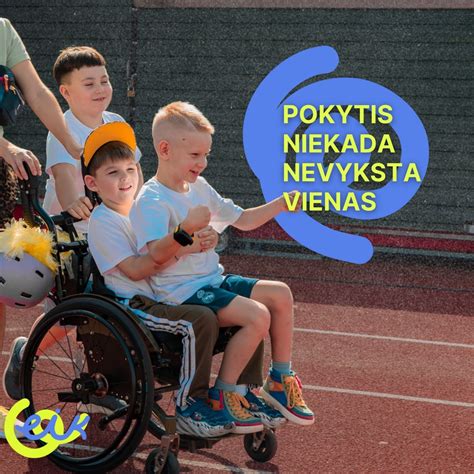 vaikai, žaidžiantys kartu, bet vienas vaikas atrodo atsiskyręs