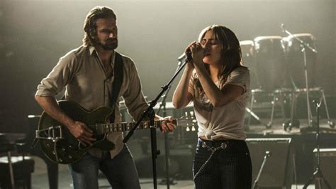 Scena iš filmo „Taip gimė žvaigždė“ su Bradley Cooper ir Lady Gaga