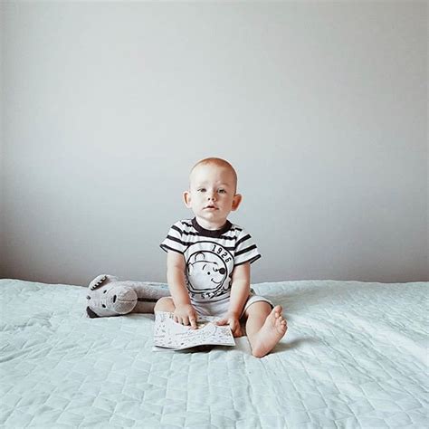 Naujagimis, ramiai miegantis fotosesijos metu