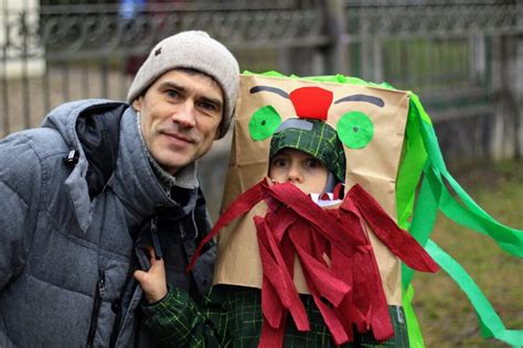 Vaikas juokiasi, žaisdamas su tėčiu lauke