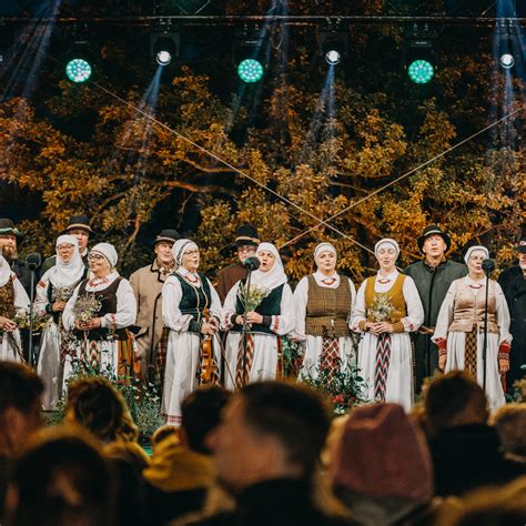 Žmonės, dainuojantys folkloro festivalyje