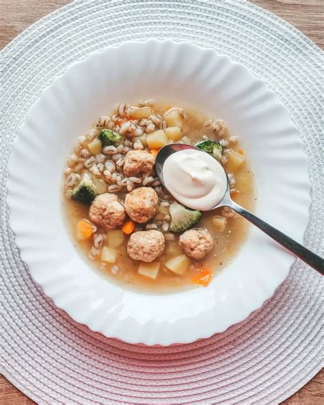 vaikiška sriuba su kalakutienos kukuliukais ir daržovėmis