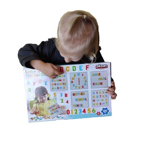 Vaikai suformuoja iš molio raides ir skaičius, mokydamiesi žaisdami