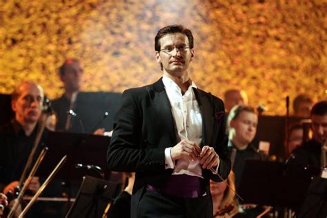Modestas Pitrėnas diriguoja orkestrui