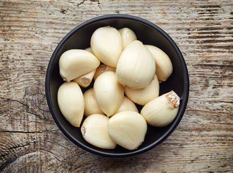 Česnako skiltelės ir svogūno galvutė