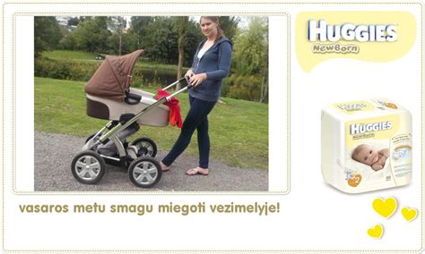 Kūdikis vežimėlyje parke vasarą