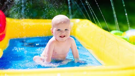 Kūdikis maudosi lauko baseine