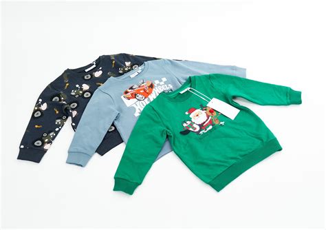 Vaikiški drabužiai su įvairiais paveikslėliais ir užrašais