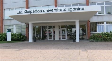 Naujagimis ant motinos krūtinės