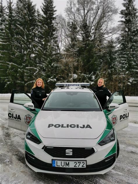 Policijos pareigūnai bendrauja su vaikais