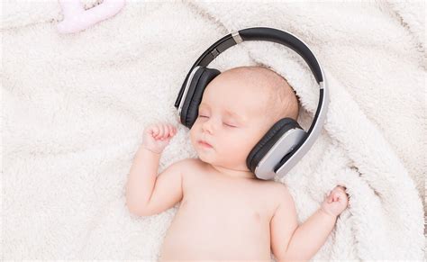 vaikas klausosi muzikos su ausinėmis