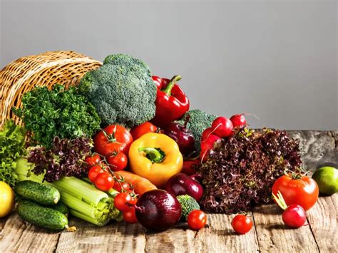 Vaikas ragauja vaisius